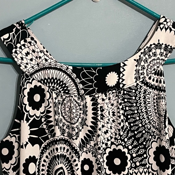 SELLING CATO TOP FOR WOMEN SIZE M BLACK AND WHITE FLORAL SLEEVELESS USED - Picture 4 of 13